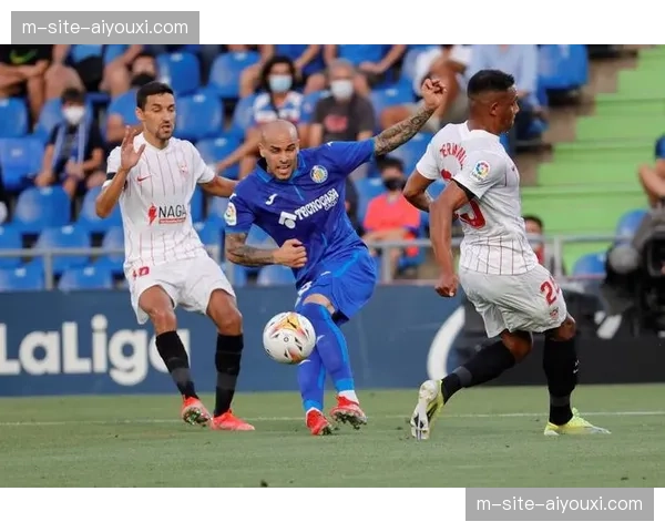 西班牙人客场控球反击战术，双后腰屏障保护防线身前空间